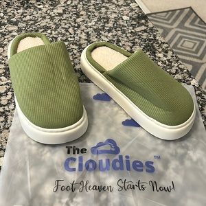 The cloudies slippers! Flummys slides, size 10, brand new, never worn.